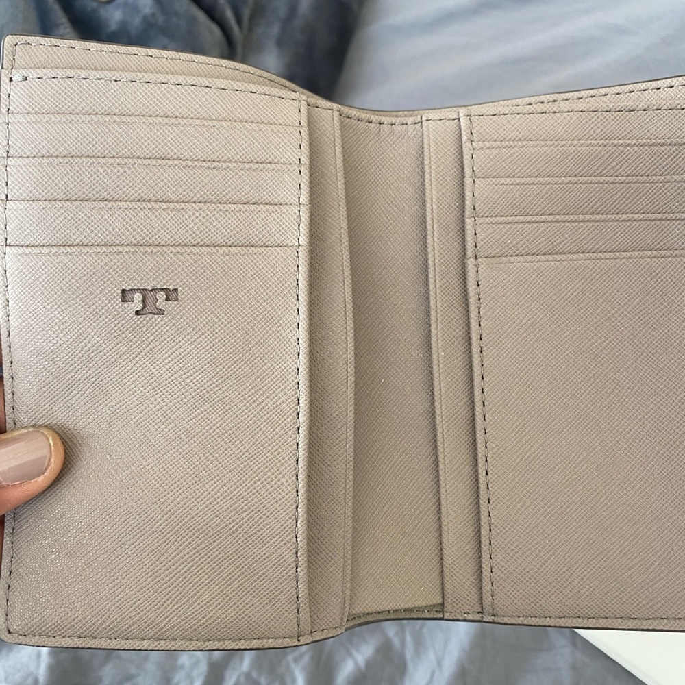 Tory Burch Robinson wallet - Picture 7 of 10